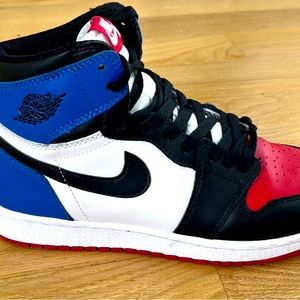 Jordan one size 5.5 used like new comes with two other pairs of laces